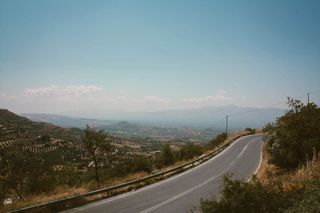 蓝天下草丛间的路