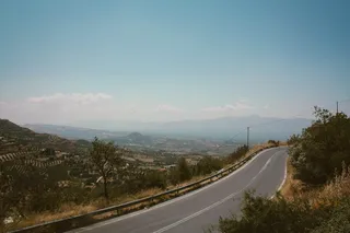 蓝天下草丛间的路