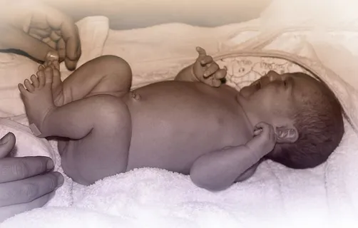 新生儿换尿布时哭