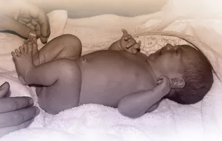 新生儿换尿布时哭