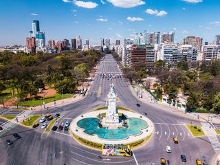 树木和建筑物之间道路上的车辆