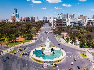 树木和建筑物之间道路上的车辆