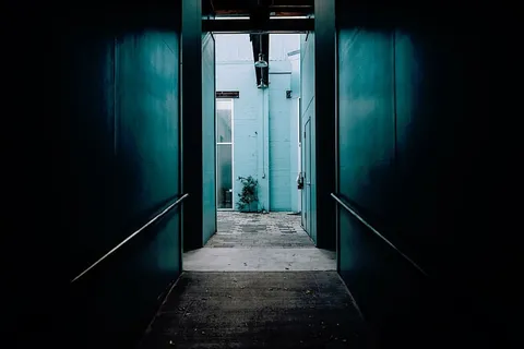 打开的,白色的,木制的,门,青色的,小巷,角落,房子 打开的,白色的,木制的,门,青色的,小巷,角落,房子