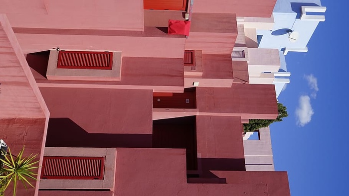 蓝天下的棕色建筑