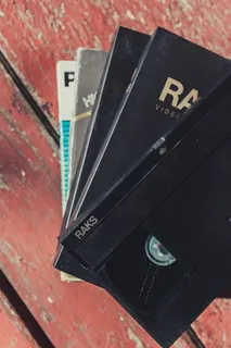 棕色木质表面上的五个VHS 棕色木质表面上的五个VHS