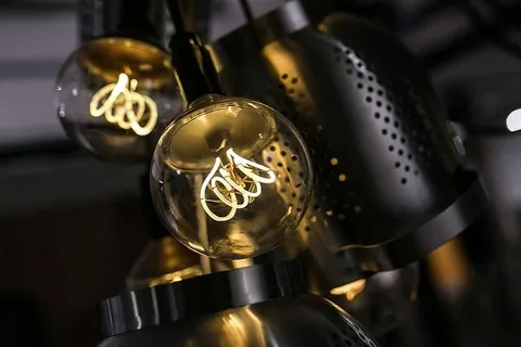 明亮的灯泡发出温暖的光