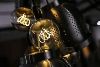 明亮的灯泡发出温暖的光