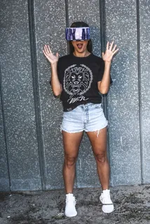 佩戴虚拟现实耳机的女性照片