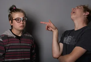 问题、眼镜、笑、人、男孩、女孩、悲伤、休闲装