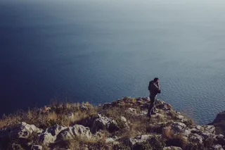 在水体附近穿着夹克的男子照片