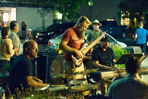 拿着棕色电吉他的人