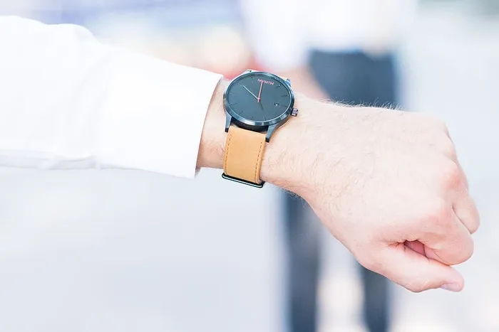 使用手表显示10:00时间的人