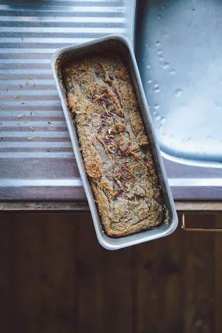 矩形灰色托盘，食品，植物，食品和饮料，烘焙，美味，香蕉蛋糕，甜点