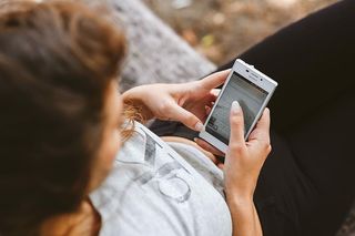 拿着白色手机的年轻女子