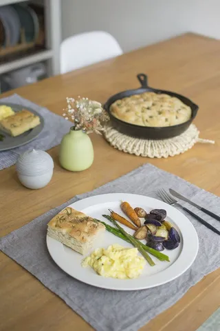 馅饼和鸡蛋、餐桌、早午餐、铸铁、早餐、胡萝卜、烹饪、家庭