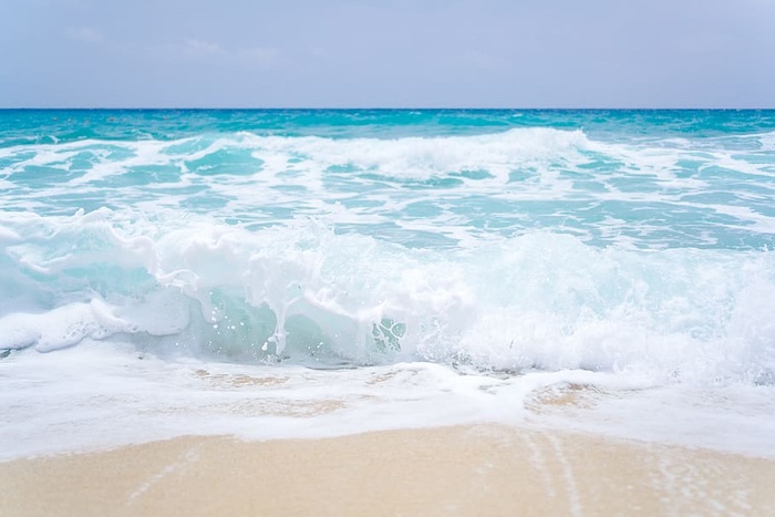 沙滩上蓝色的海浪