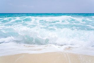 沙滩上蓝色的海浪