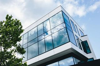 办公楼的窗户和蓝天