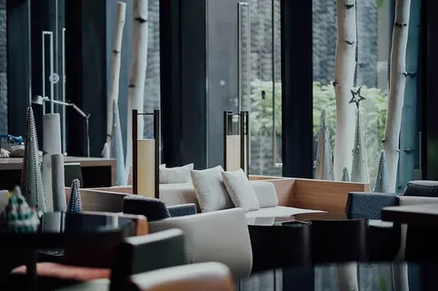 空的棕色和白色沙发套装 空的棕色和白色沙发套装