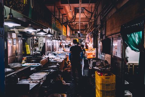 男士，黑色，圆领t恤，个人，站立，靠近，篮子，鱼