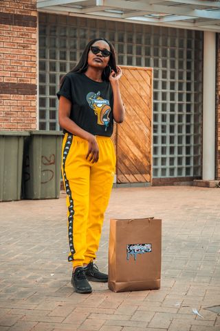 站在购物袋旁边的女人