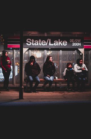 坐在长凳上的人