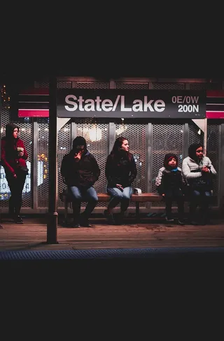 坐在长凳上的人