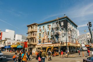 人们在蓝色结构前过马路