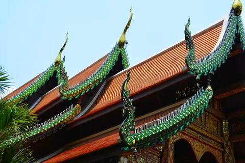 绿色和橙色寺庙的虫眼视图 绿色和橙色寺庙的虫眼视图