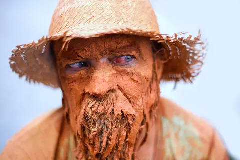 戴棕色柳条斗笠的人