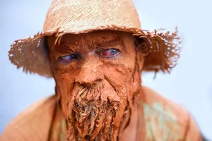 戴棕色柳条斗笠的人