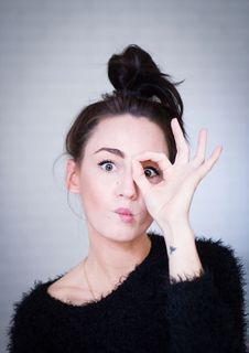 漂亮，女人，好的，嘴唇，黑色，头发，套头衫，运动衫