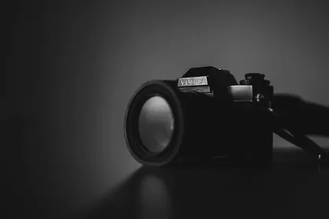 黑色Yashica相机的浅焦摄影