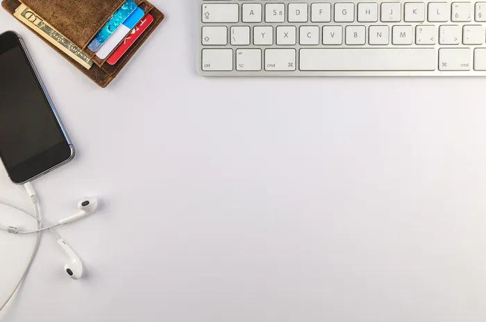 钱包和手机附近的键盘俯视图