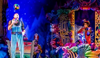 男子慢跑球，杂耍演员，人，人，人，表演，展览，剧院