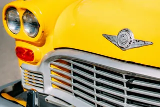 黄色汽车格栅特写照片