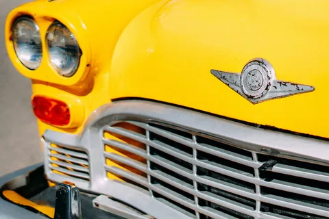 黄色汽车格栅特写照片 黄色汽车格栅特写照片