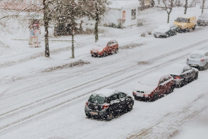 有汽车的雪地街道