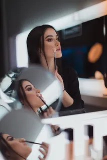女人化妆的浅焦摄影 女人化妆的浅焦摄影