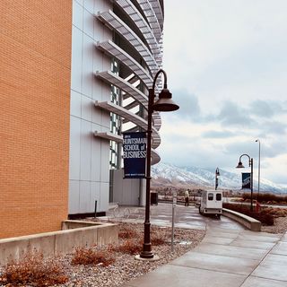 关闭的灯柱、路径、人、人、人行道、人行道、建筑物、城市