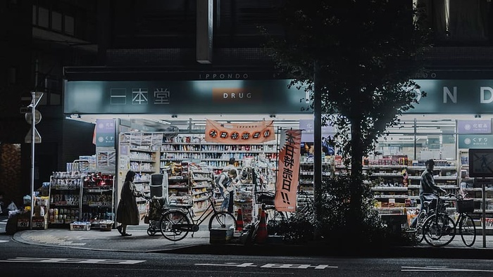 建筑、建筑、便利、商店、杂货店、人、自行车、夜晚