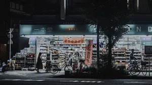 建筑、建筑、便利、商店、杂货店、人、自行车、夜晚