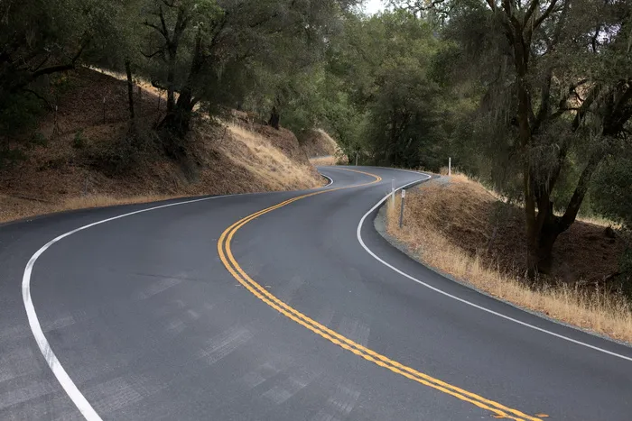 弯曲的，混凝土的，道路，被包围的，树木，弯曲的道路，旅行，弯曲的道路