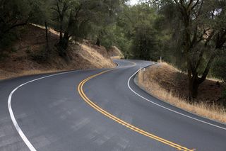 弯曲的，混凝土的，道路，被包围的，树木，弯曲的道路，旅行，弯曲的道路