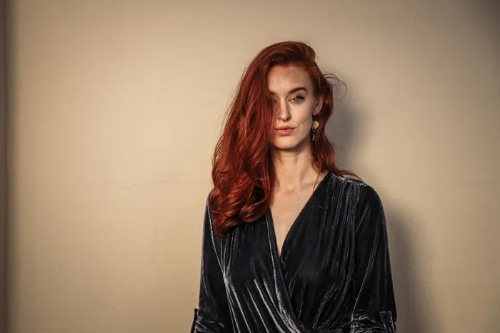 穿着黑色翻毛皮浴袍的女人