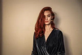 穿着黑色翻毛皮浴袍的女人