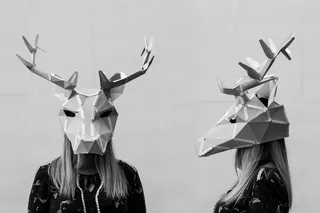 戴鹿面具的人的灰度照片