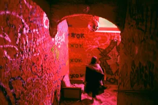 站在墙中间的人