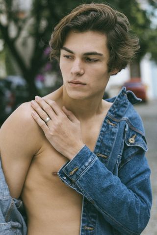 蓝色牛仔运动夹克的男人