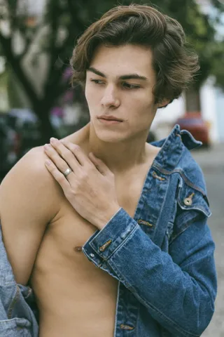 蓝色牛仔运动夹克的男人